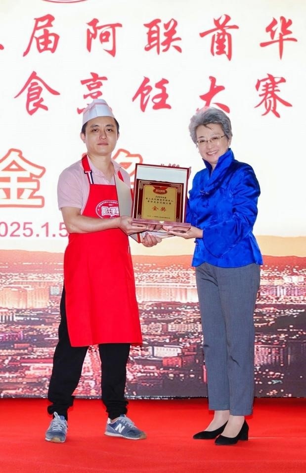 中國駐迪拜總領(lǐng)事歐渤芊（右）為金獎獲得者頒獎。主辦方供圖