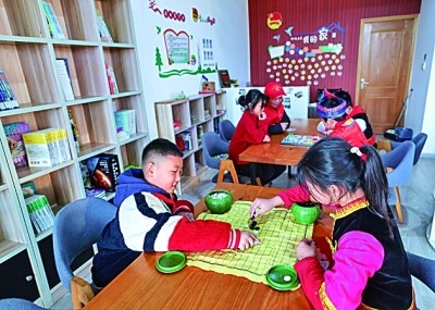 浙江岱山縣秀山鄉(xiāng)秀南村“民生小鋪”里，放學(xué)后的小學(xué)生在下棋。新華社發(fā)