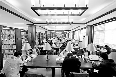 重慶大學(xué)圖書館，大學(xué)生們正在讀書學(xué)習(xí)。孫凱芳攝/光明圖片