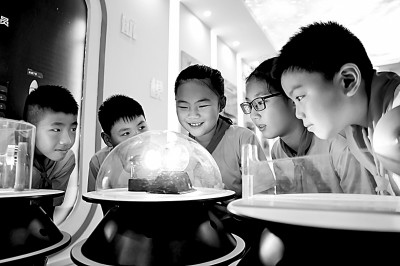 江西省南昌市青云客航天科創(chuàng)空間青少年科普館，孩子們在觀察光壓傳動試驗(yàn)。鮑贛生攝/光明圖片