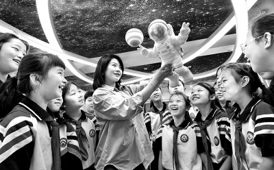 河北省邯鄲市邯山區(qū)實(shí)驗(yàn)小學(xué)老師向?qū)W生們介紹航空航天知識。郝群英攝/光明圖片