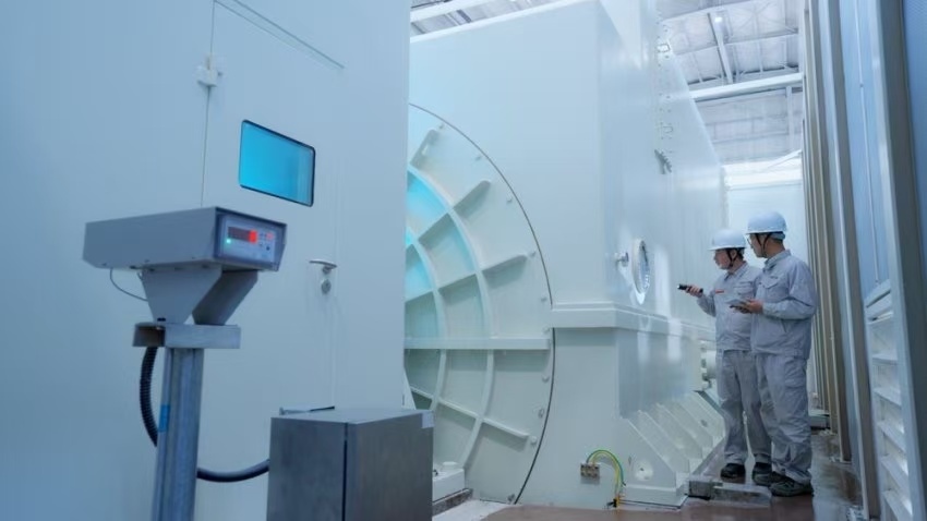 工作人員檢查300兆瓦壓氣儲能示范工程發(fā)電機(jī)。受訪者供圖