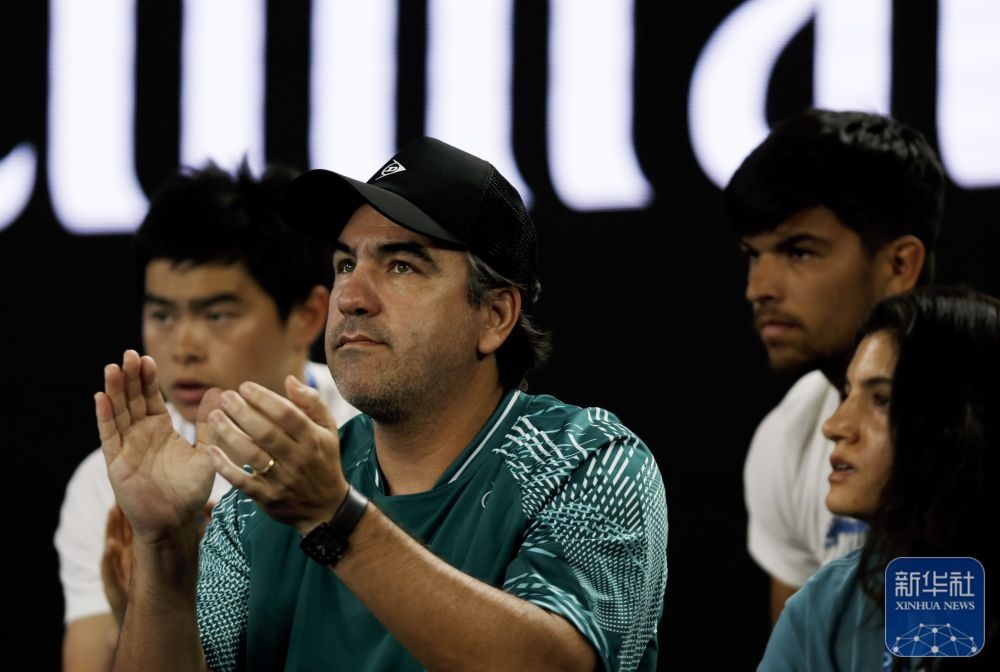 ↑鄭欽文的教練丹特·博蒂尼（中）在場邊觀賽。新華社記者 馬平 攝