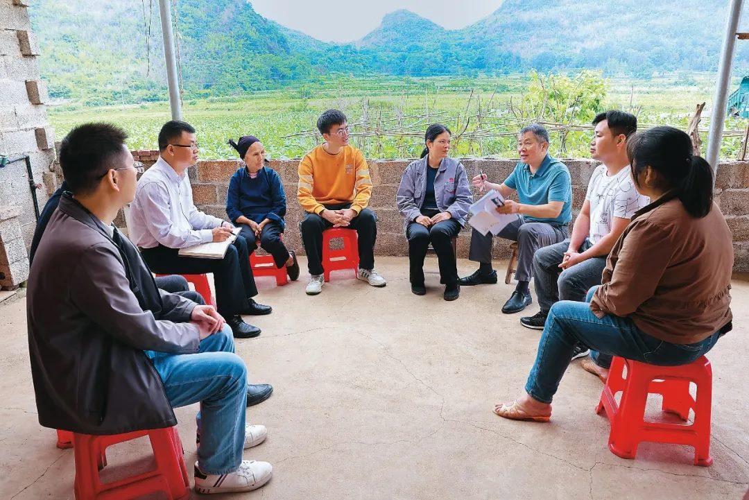 △法學(xué)會法律咨詢專家等入戶走訪、調(diào)解糾紛。