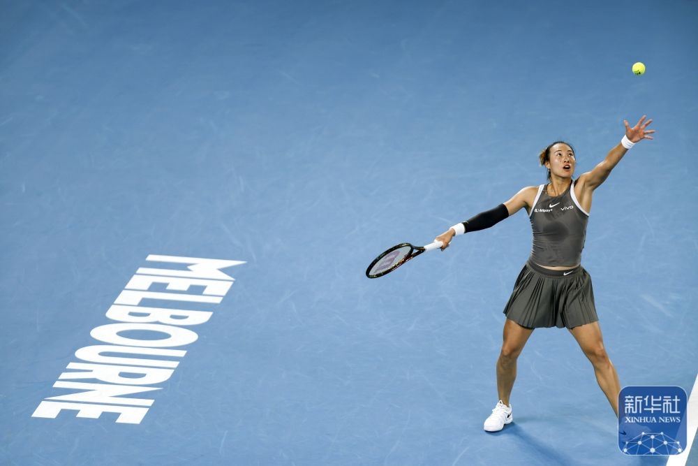 ↑鄭欽文在比賽中發(fā)球。新華社記者 馬平 攝