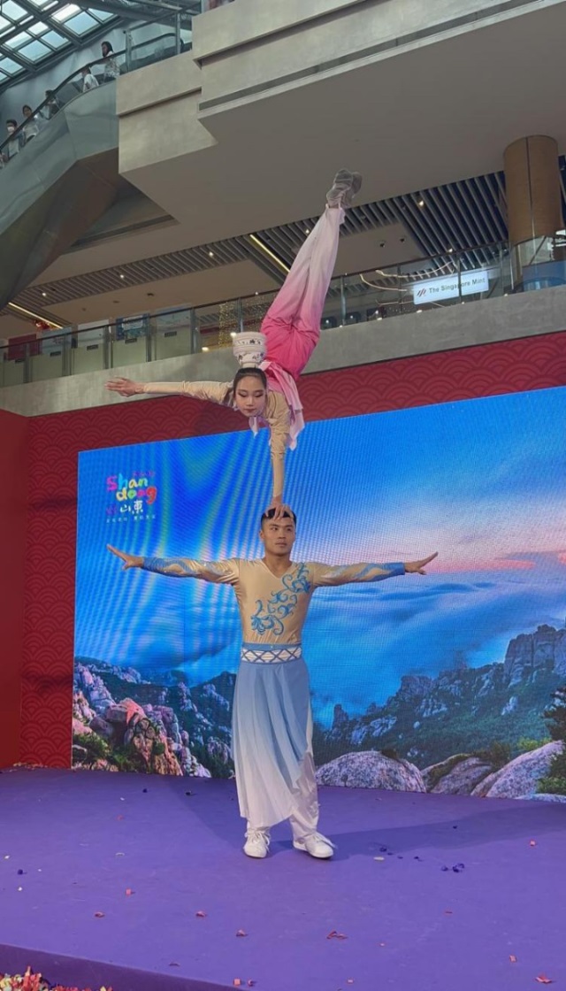 來自中國和新加坡的藝術(shù)團(tuán)體聯(lián)袂表演了歌舞、器樂、武術(shù)、雜技等多種形式的文藝節(jié)目?；顒又鬓k方供圖