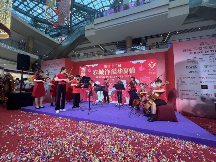 來自中國和新加坡的藝術(shù)團(tuán)體聯(lián)袂表演了歌舞、器樂、武術(shù)、雜技等多種形式的文藝節(jié)目。活動主辦方供圖