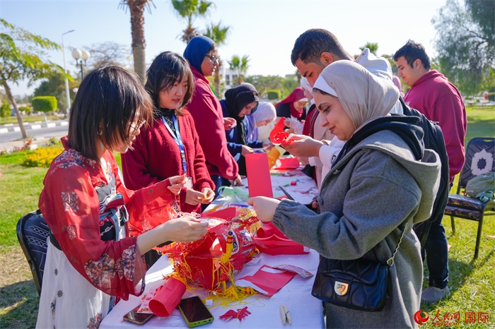 學生們踴躍參與中國文化體驗活動。人民網(wǎng) 塔里克·易卜拉欣攝