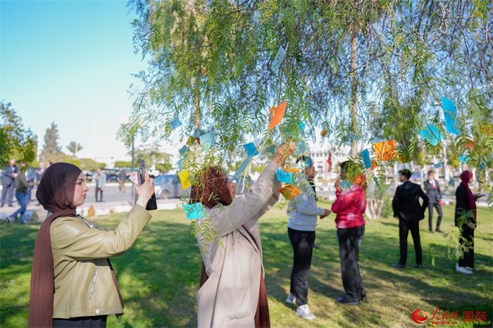 學生們踴躍參與中國文化體驗活動。人民網(wǎng) 塔里克·易卜拉欣攝