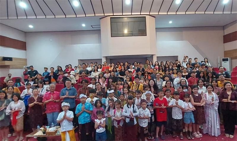 出席活動的師生與嘉賓合影。巴陵康孔子學(xué)院供圖