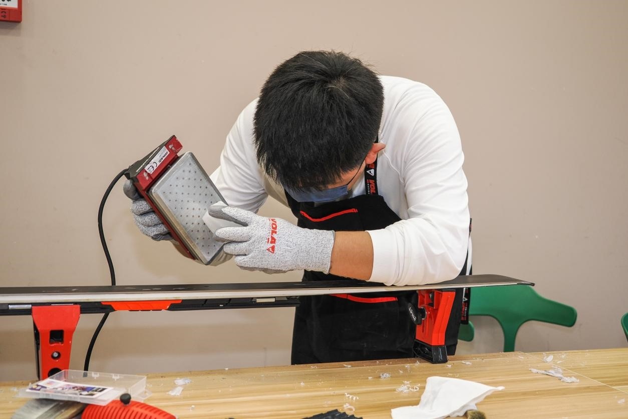 米嘉軒正在給雪板打蠟。受訪者供圖