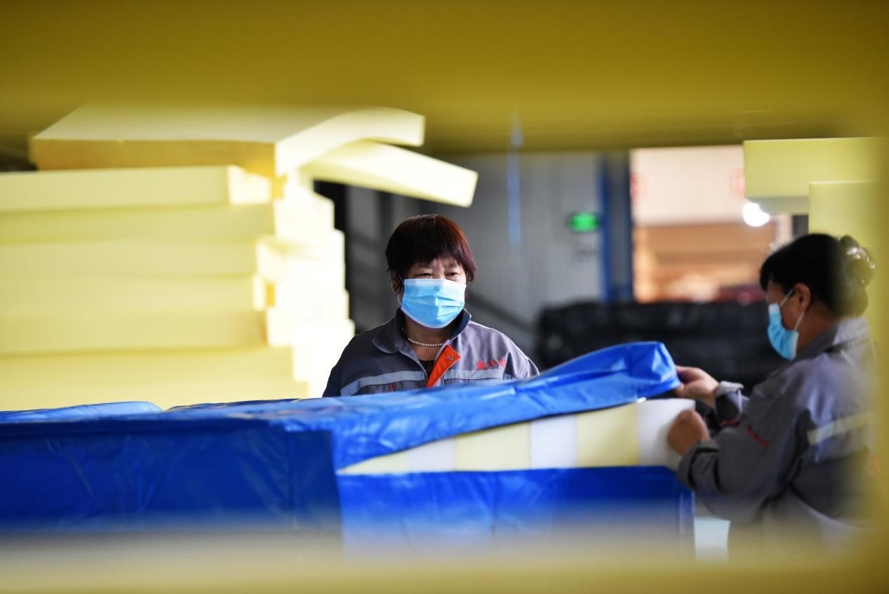 定州市某公司生產(chǎn)的短道速滑防護(hù)墊、速度滑冰防護(hù)墊、雪上防護(hù)墊等產(chǎn)品。白永民攝