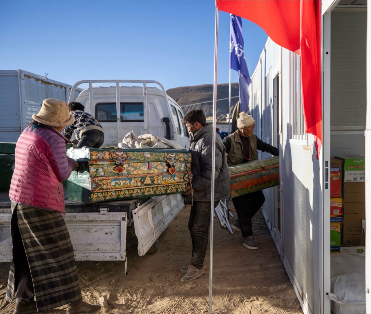 1月11日，西藏定日縣曲洛鄉(xiāng)措昂村，首批入住活動(dòng)板房的村民正在搬運(yùn)物品，為入住做準(zhǔn)備。人民日?qǐng)?bào)記者張武軍攝