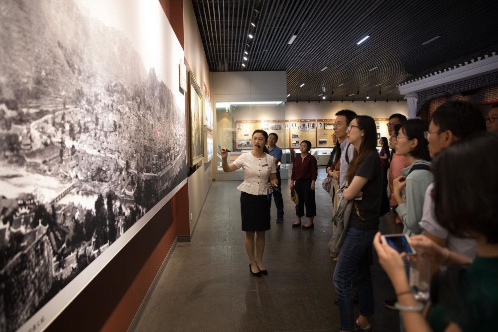 △參觀者在遵義會議紀念館聽取介紹。