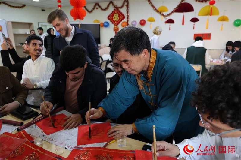 寫福字。人民網(wǎng)伊納斯·易卜拉欣攝