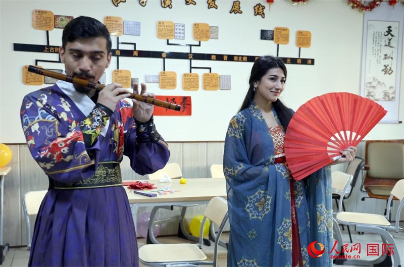 薩拉赫丁大學(xué)中文系學(xué)生們展示才藝。人民網(wǎng)伊納斯·易卜拉欣攝