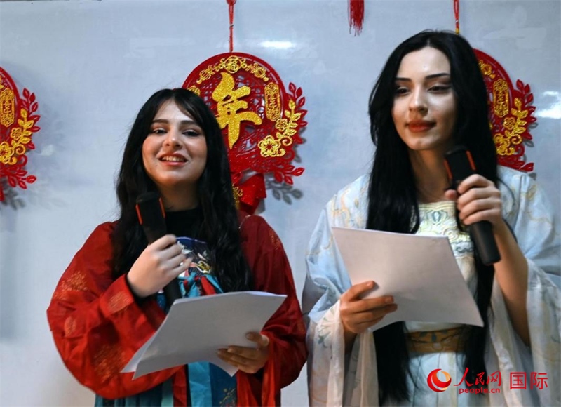 活動(dòng)由中文系學(xué)生主持。人民網(wǎng)伊納斯·易卜拉欣攝