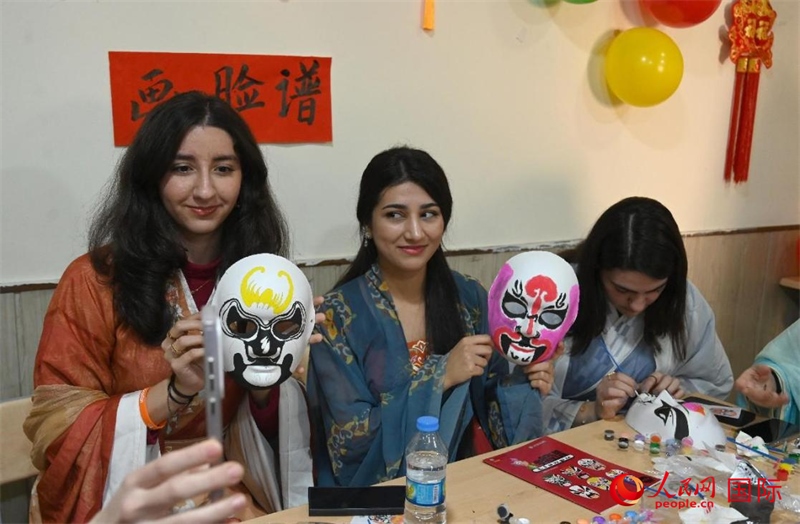 畫臉譜。人民網(wǎng)伊納斯·易卜拉欣攝