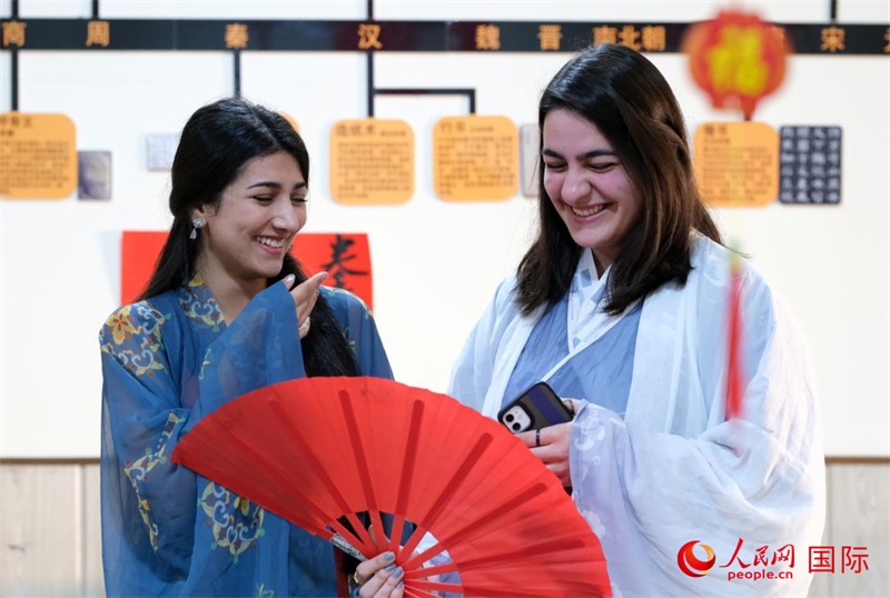 兩名參加活動(dòng)的學(xué)生。人民網(wǎng)伊納斯·易卜拉欣攝