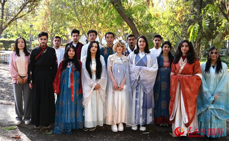 部分參加活動(dòng)的師生合影。人民網(wǎng)伊納斯·易卜拉欣攝