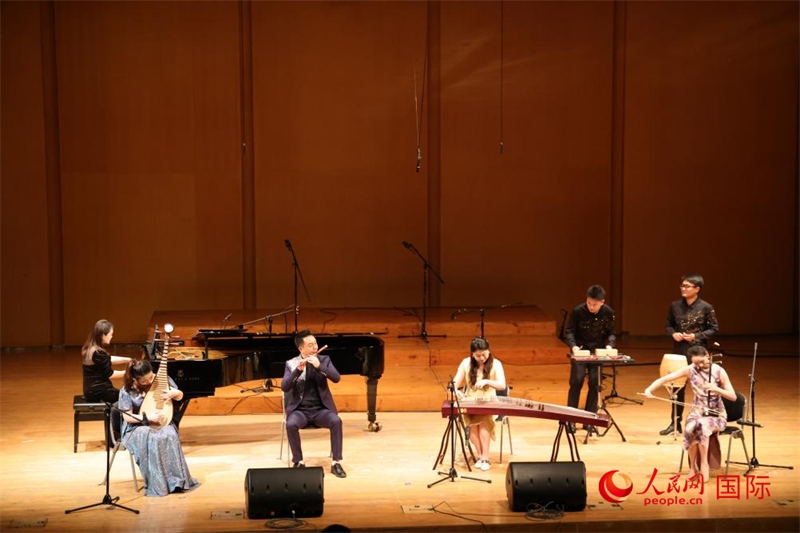 來自云南藝術(shù)學院的音樂家在演奏《金蛇狂舞》。人民網(wǎng)記者 楊一攝