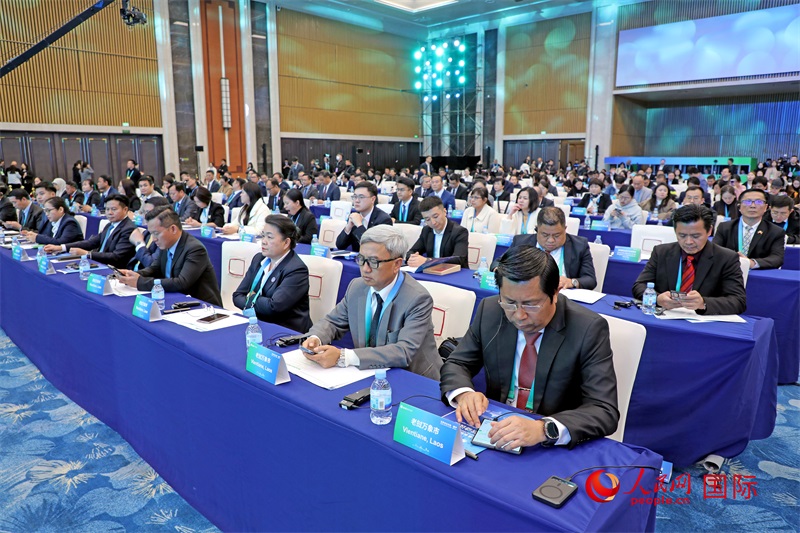 這是1月16日在南寧國際會展中心拍攝的“世界市長對話·南寧”活動現(xiàn)場。人民網(wǎng)記者 趙益普攝