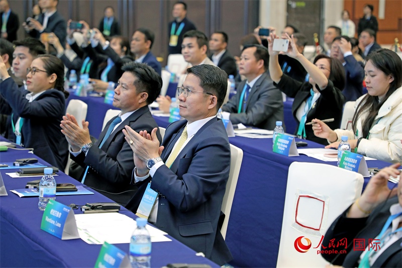 這是1月16日在南寧國際會展中心拍攝的“世界市長對話·南寧”活動現(xiàn)場。人民網(wǎng)記者 趙益普攝