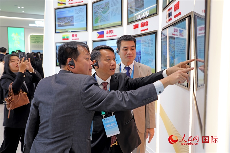 越南參會代表在南寧國際會展中心參觀。人民網(wǎng)記者 趙益普攝