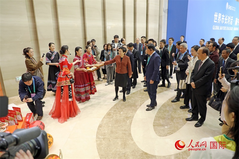 東盟國家市長聽取南寧特色茉莉花茶的講解。人民網(wǎng)記者 趙益普攝