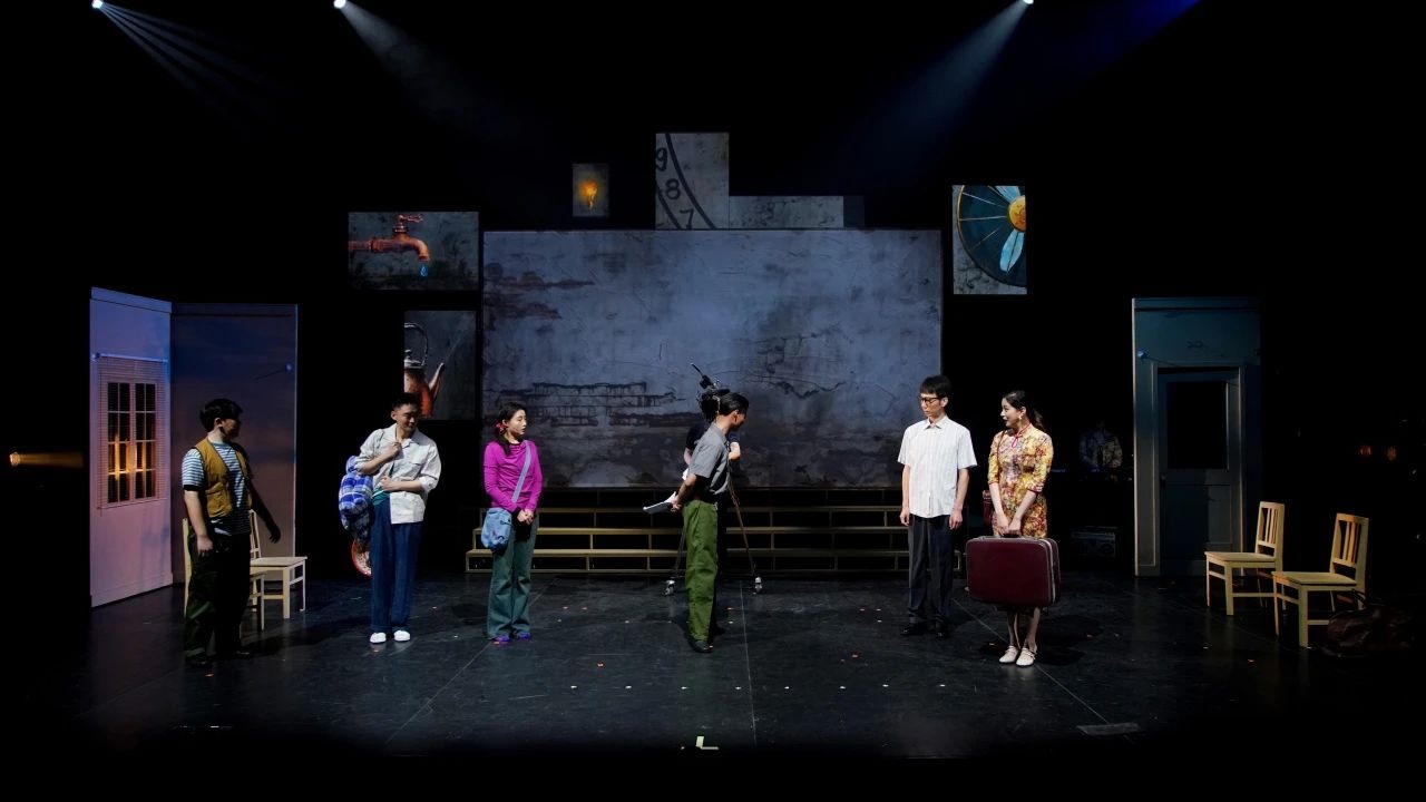 話劇《布吉出租屋》劇照。中國(guó)國(guó)家話劇院供圖