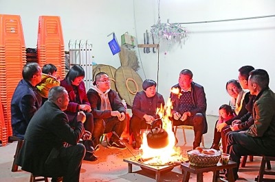 為討論蜜梨產(chǎn)業(yè)發(fā)展事宜，鸕鳥鎮(zhèn)開展“圍爐夜話”。資料圖片