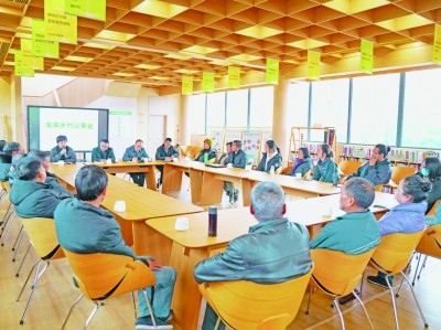 各種形式的民主協(xié)商議事會在余杭區(qū)落地生花。圖為黃湖鎮(zhèn)就共富工坊工作召開未來鄉(xiāng)村議事會。資料圖片