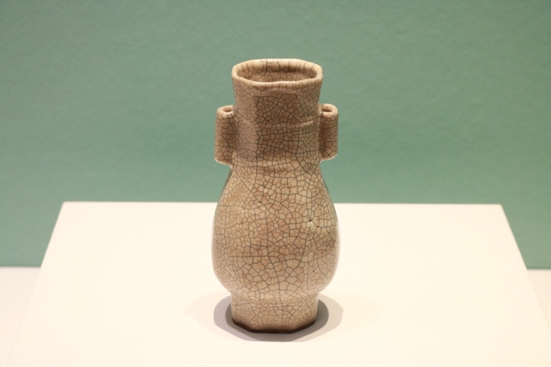 圖為故宮博物院藏宋代哥窯米黃釉貫耳瓶。