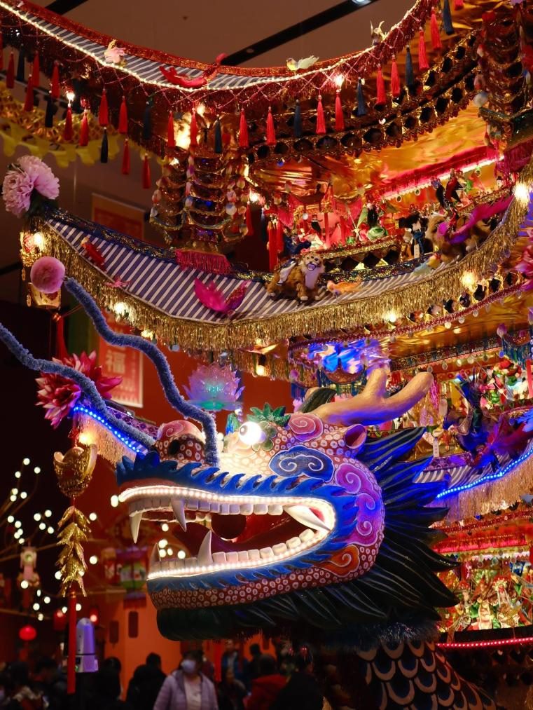 圖為“過(guò)年——春節(jié)主題展”中展出的浙江樂(lè)清首飾龍燈彩。