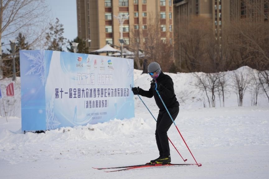 在呼倫貝爾，滑雪愛(ài)好者在城市越野滑雪公園內(nèi)滑雪。人民網(wǎng)記者 苗陽(yáng)攝