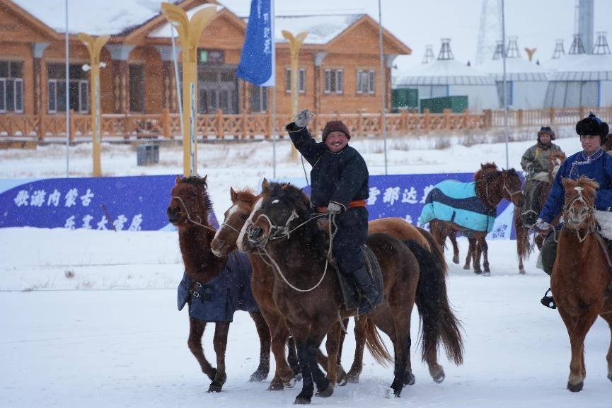 呼倫貝爾冰雪那達(dá)慕。人民網(wǎng)記者 趙夢(mèng)月攝