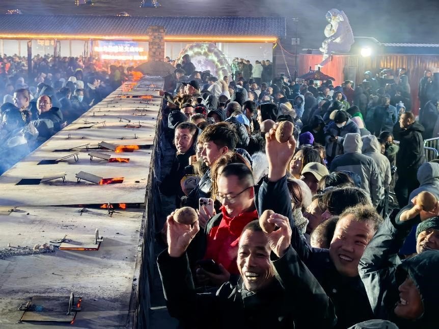 烏蘭哈達(dá)火山腳下“千人烤土豆”。人民網(wǎng)記者 苗陽(yáng)攝