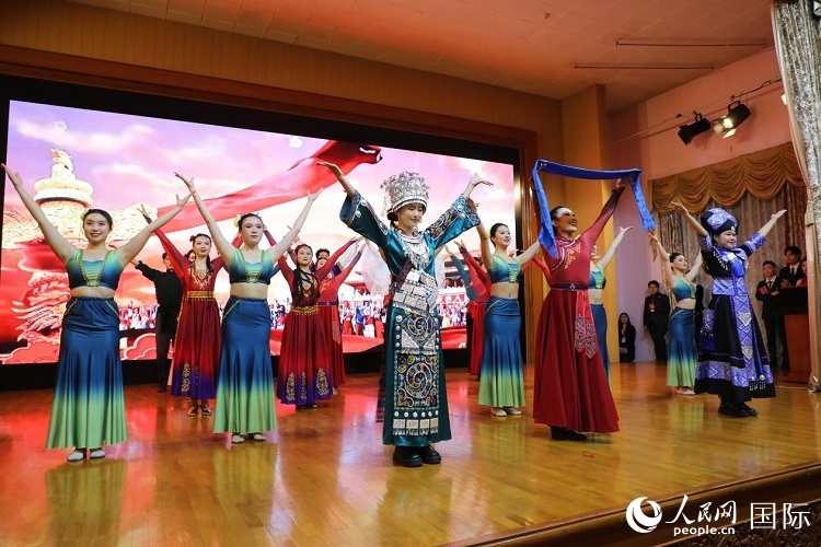 留俄學(xué)生進(jìn)行民族舞表演。人民網(wǎng)記者 隋鑫攝