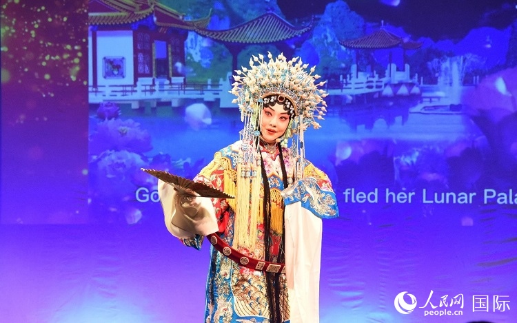 京劇經(jīng)典選段《貴妃醉酒》。人民網(wǎng)記者 殷淼攝