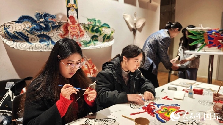 體驗非遺文化“制作小風(fēng)箏”。人民網(wǎng)記者 殷淼攝