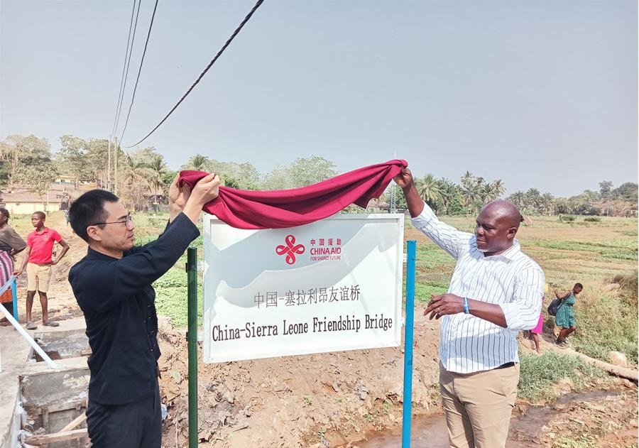 中國駐塞拉利昂大使王擎（左）和博城市市長穆薩（右）為中國—塞拉利昂友誼橋揭牌。中國援塞農(nóng)業(yè)專家組供圖