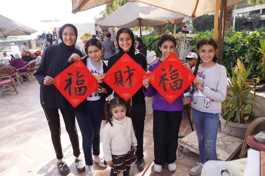 埃及民眾參與中國(guó)文化體驗(yàn)活動(dòng)。開(kāi)羅中國(guó)文化中心供圖