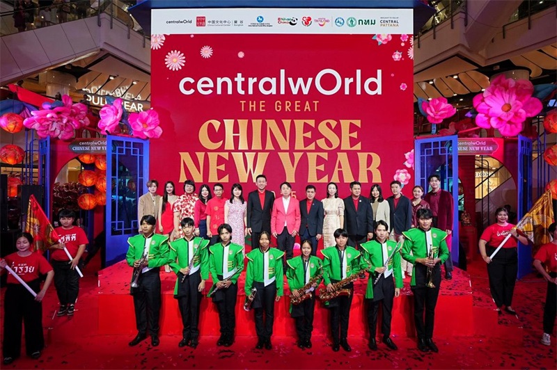 中泰嘉賓在活動開幕式上合影留念?；顒又鬓k方供圖