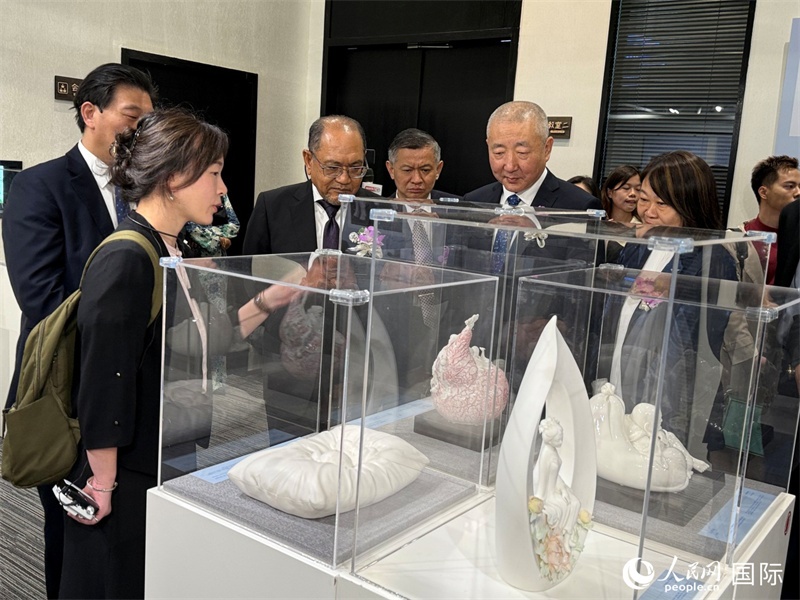 嘉賓在參觀展覽。 人民網(wǎng)記者 章念生攝