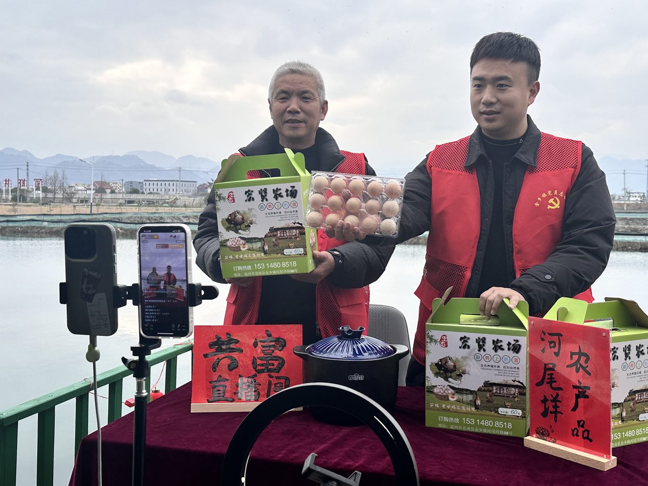 在蒼南金鄉(xiāng)鎮(zhèn)，永興、半浹連、河尾垟?shù)犬斈晔転牡呐R近村落，正連片建設(shè)美麗江南水鄉(xiāng)新景。圖為河尾垟村設(shè)在河邊的“共富直播間”。金鄉(xiāng)鎮(zhèn) 供圖