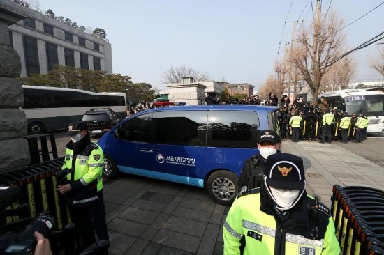  1月21日，尹錫悅乘坐的車輛進入韓國首爾的憲法法院。新華社記者姚琪琳攝