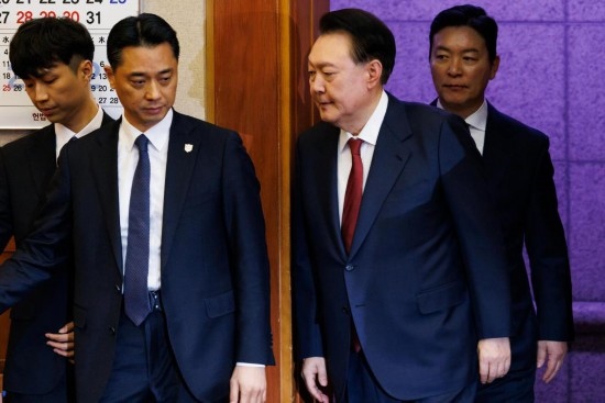  1月23日，尹錫悅（右二）在韓國首爾憲法法院出席總統(tǒng)彈劾案庭審。新華社發(fā)（Pool圖片，曹城凖攝）