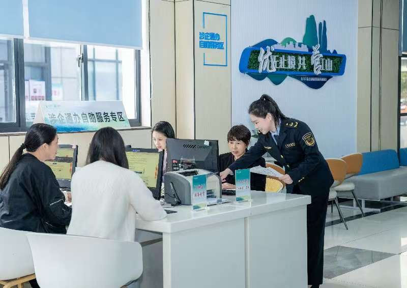 工作人員指導(dǎo)企業(yè)一次性完成信息填報(bào)。圖片來源：浙江衢州市市場(chǎng)監(jiān)督管理局