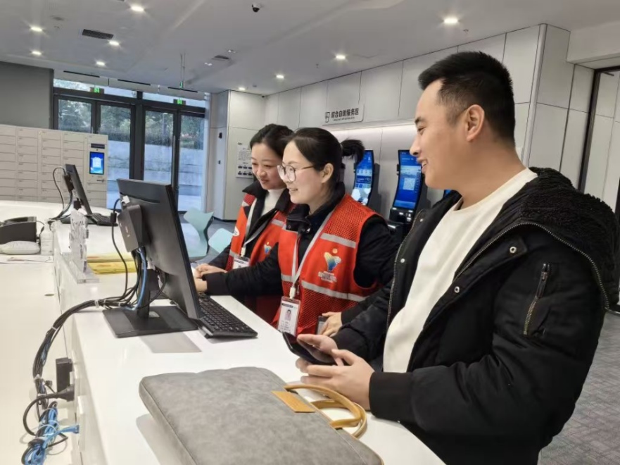 工作人員幫助企業(yè)辦理遷移申請(qǐng)網(wǎng)上填報(bào)。圖片來源：浙江衢州市市場(chǎng)監(jiān)督管理局