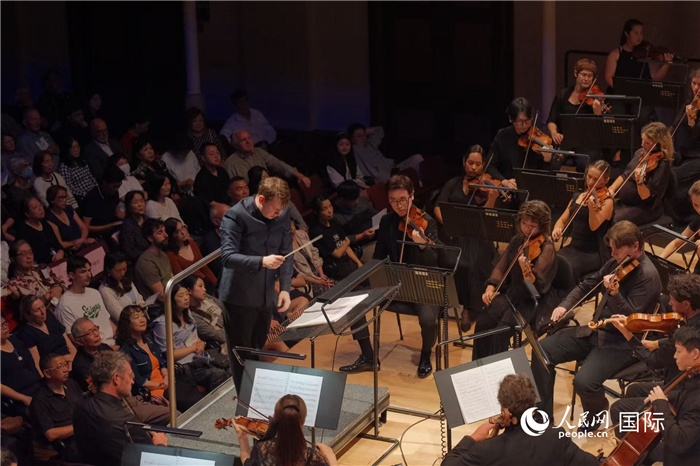 奧克蘭市政廳《空?！方豁懬莩霈F(xiàn)場。張波若攝